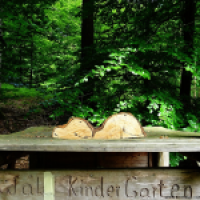 Kleine Kinder im Wald