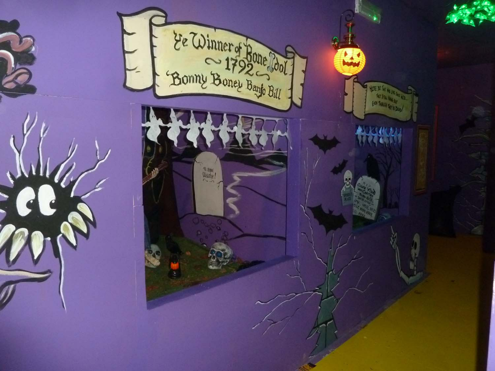 Illustration: Halloweeeen cabins 25